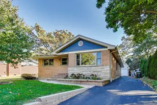 137 Racine Pl, Mundelein, IL 60060 - Photo 1