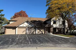924 Surrey Dr, Schaumburg, IL 60193 - Photo 1