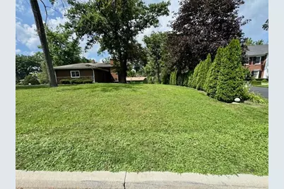 37 E Cambridge Drive, Oak Brook, IL 60523 - Photo 1