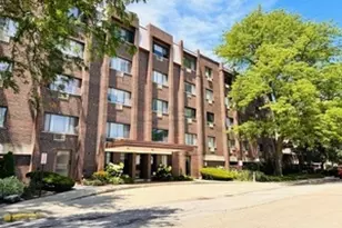 4624 N Commons Dr, Chicago, IL 60656 - Photo 1