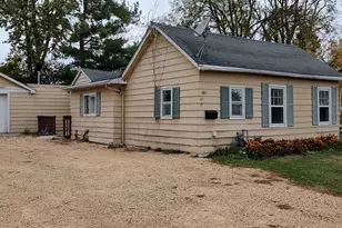 1027 Garfield Ave, Belvidere, IL 61008 - Photo 1