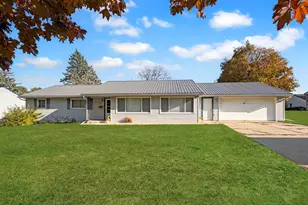 1353 Carriage Hill Ln, Freeport, IL 61032 - Photo 1