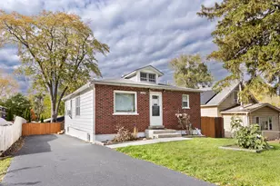 916 N Clarendon Dr, Round Lake Beach, IL 60073 - Photo 1