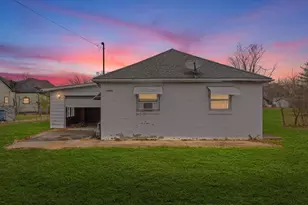 218 W Elm St, Hoopeston, IL 60942 - Photo 1