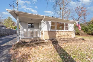 230 Bayshore Dr, Lake Bluff, IL 60044 - Photo 1