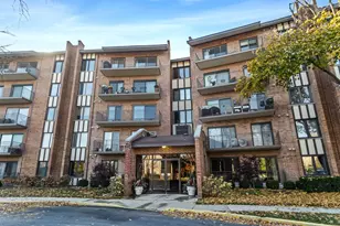 701 Lake Hinsdale Dr, Willowbrook, IL 60527 - Photo 1