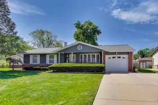 260 Mulberry Ln, Elk Grove Village, IL 60007 - Photo 1