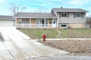 785 Woodlawn St, Hoffman Estates, IL 60169 - Photo 1