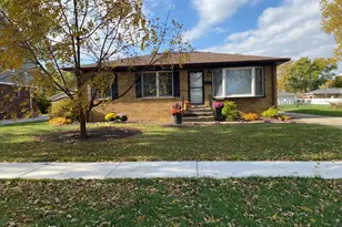 1106 S Robert Dr, Mount Prospect, IL 60056 - Photo 1