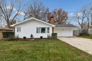 310 Oak St, North Aurora, IL 60542 - Photo 1