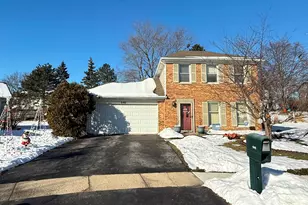 640 Stafford Dr, Roselle, IL 60172 - Photo 1