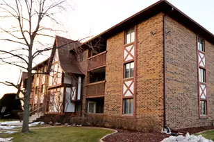 10400 Circle Dr S, Oak Lawn, IL 60453 - Photo 1