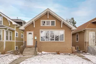 906 N Humphrey Ave, Oak Park, IL 60302 - Photo 1