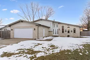 105 Blackhawk Dr, Minooka, IL 60447 - Photo 1