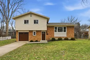 703 N Whitcomb Dr, Palatine, IL 60074 - Photo 1