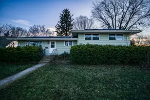 100 Warren Pl, Dekalb, IL 60115 - Photo 1