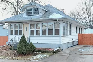 628 Monroe St, Aurora, IL 60505 - Photo 1