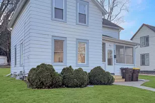 827 E Garden St, Freeport, IL 61032 - Photo 1