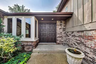 823 N Cambridge Row Rd, Addison, IL 60101 - Photo 1