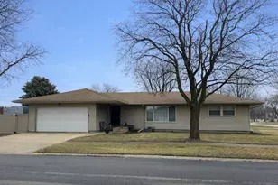 602 N Maple St, Herscher, IL 60941 - Photo 1