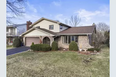 304 E Hiawatha Trail, Mount Prospect, IL 60056 - Photo 1