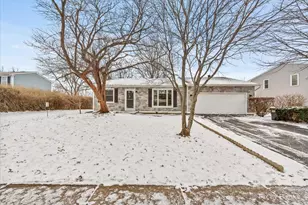 390 S Garden Ave, Roselle, IL 60172 - Photo 1