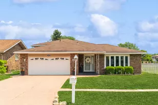 10927 S Circle Dr, Palos Hills, IL 60465 - Photo 1