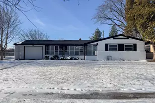 1424 Comanche Dr, Rockford, IL 61107 - Photo 1