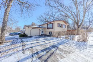 2017 W Oakleaf Dr, McHenry, IL 60051 - Photo 1