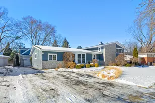 711 S 4th Ave, Libertyville, IL 60048 - Photo 1