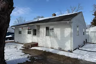 702 E Oak St, Watseka, IL 60970 - Photo 1