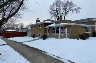 9558 S Sacramento Ave, Evergreen Park, IL 60805 - Photo 1