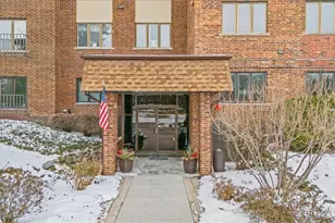453 Raintree Dr, Glen Ellyn, IL 60137 - Photo 1