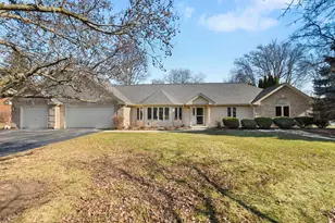 2S671 Arrowhead Dr, Wheaton, IL 60189 - Photo 1