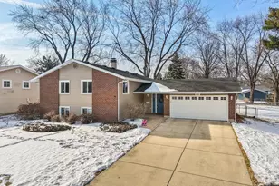 6828 Kincaid Ct, Woodridge, IL 60517 - Photo 1