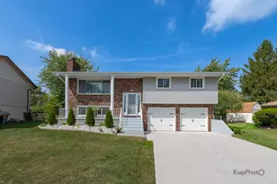 818 Brentwood Ct, Schaumburg, IL 60193 - Photo 1