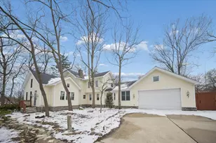215 E Pine Ave, Roselle, IL 60172 - Photo 1