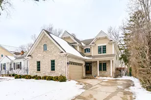 218 Coolidge Pl, Libertyville, IL 60048 - Photo 1