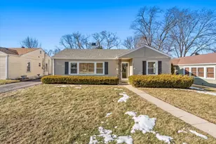 136 Walnut Ct, Mundelein, IL 60060 - Photo 1