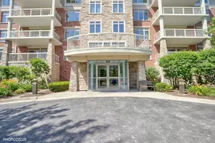 425 Benjamin Dr, Vernon Hills, IL 60061 - Photo 1