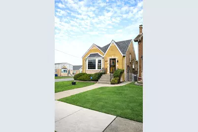 6356 W Giddings Street, Chicago, IL 60630 - Photo 1