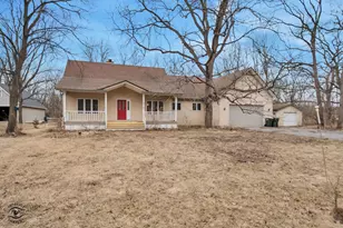 910 Oldfield Rd, Downers Grove, IL 60516 - Photo 1