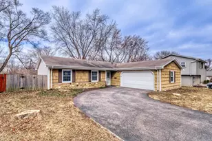 135 Ramblewood Ln, Lake Zurich, IL 60047 - Photo 1