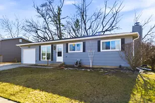 425 Walnut Dr, Streamwood, IL 60107 - Photo 1