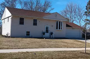 400 Country Ln, Streamwood, IL 60107 - Photo 1