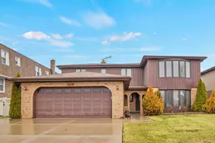 1102 E Ardyce Ln, Mount Prospect, IL 60056 - Photo 1