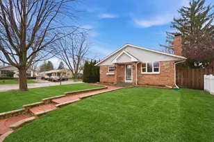 522 Lilac Ct, Round Lake Beach, IL 60073 - Photo 1