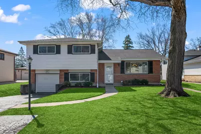 1917 E Pawnee Lane, Mount Prospect, IL 60056 - Photo 1