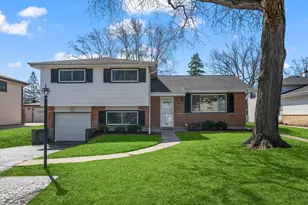 1917 E Pawnee Ln, Mount Prospect, IL 60056 - Photo 1
