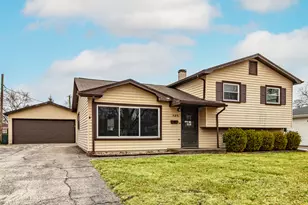 325 N Emerald Ave, Mundelein, IL 60060 - Photo 1